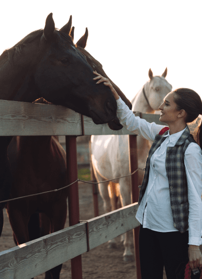 Mujer con caballo en el rancho